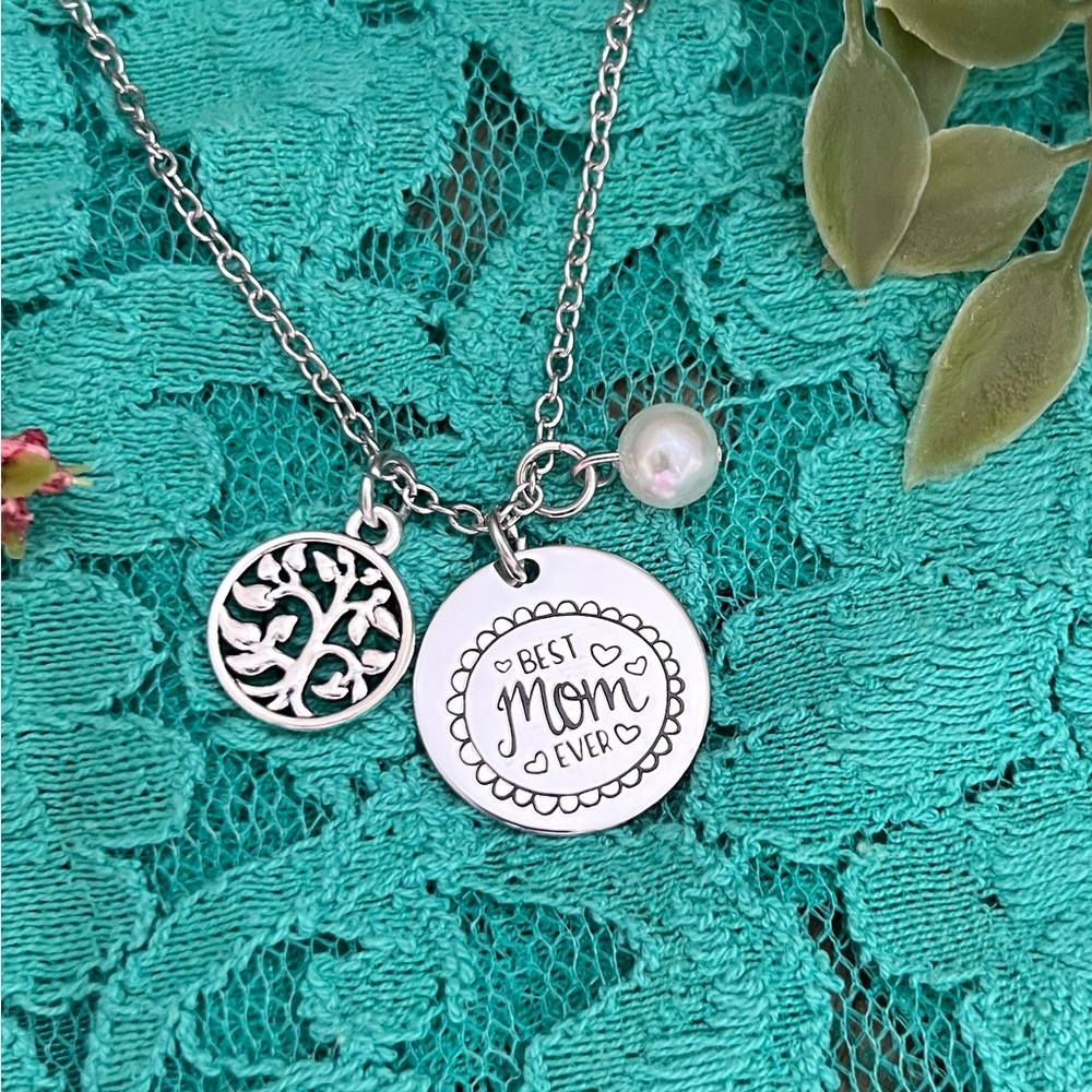 Best mom ever Stamped Pendant Necklace NEW - Picture 4 of 4